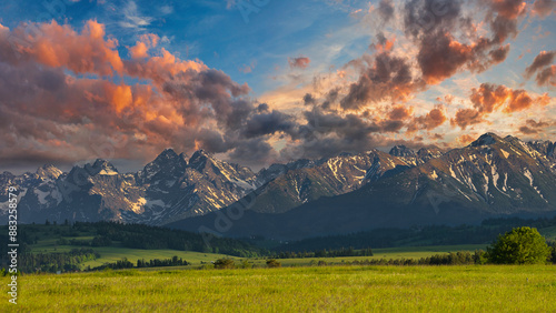 Fototapeta Naklejka Na Ścianę i Meble -  Pasmo Tatr Wysokich w świetle zachodzącego słońca