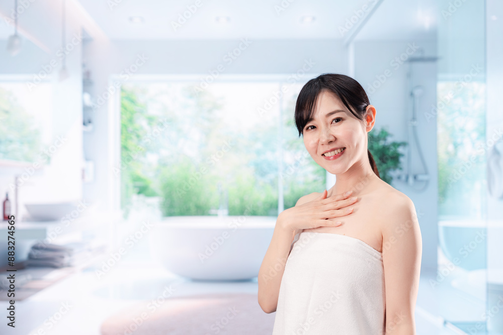 バスルームでボディケアをする若い女性 バスルームでボディケアをする若い女性