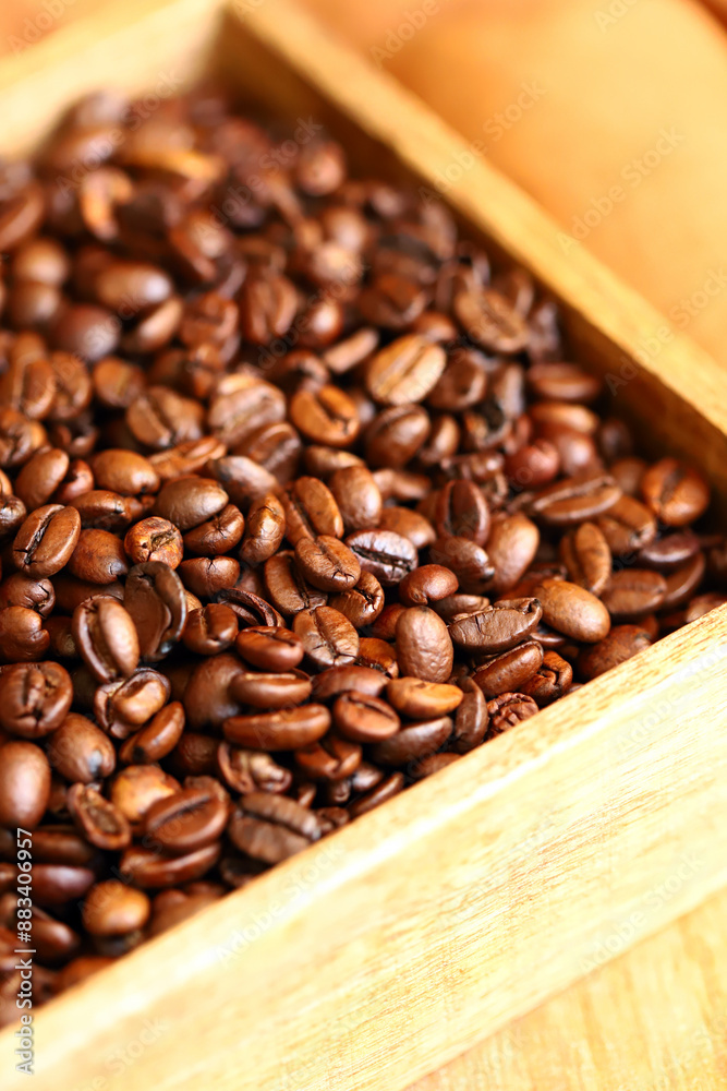 Fototapeta premium coffee beans in a wooden box