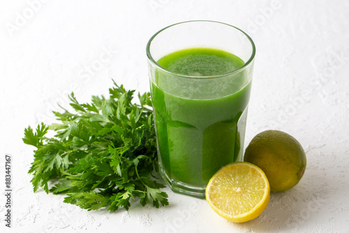 Obraz na płótnie Green healthy detox, lemon and parsley juice. Green vegetable smoothie w salonie