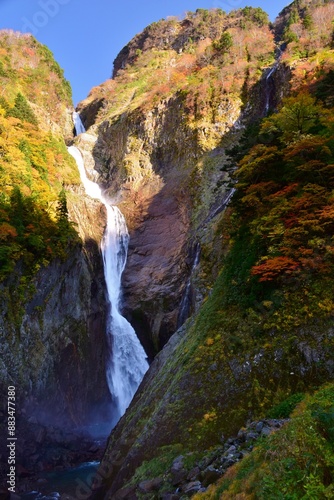 秋の立山　紅葉の称名滝