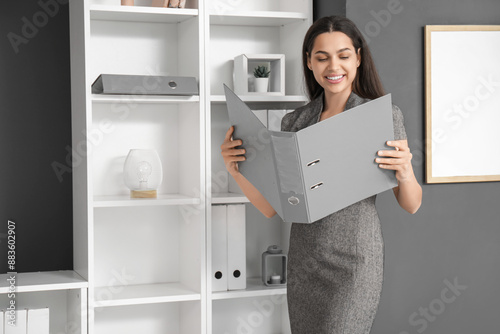Pretty businesswoman with f...