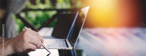 Foto The concept of a programmer developing digital software technologies