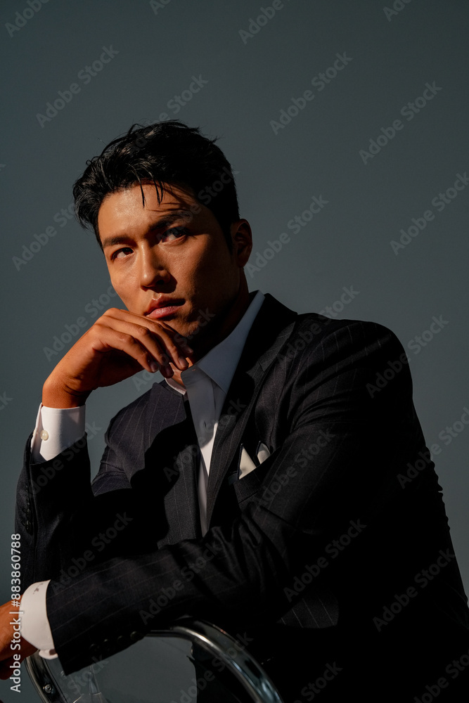 スーツを着たアジア男性の暖色トーンのポートレート スーツを着たアジア男性の暖色トーンのポートレート