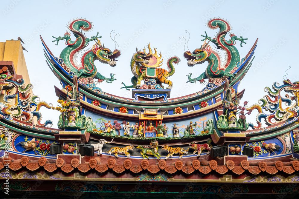 Fototapeta premium Ornate dragons on the roof of a temple in Tainan, Taiwan.
