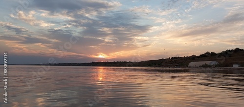 Obraz na płótnie sunset over the river w salonie