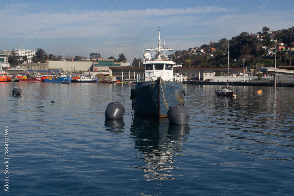 Obraz premium a fishing boat in a port in southern Chile