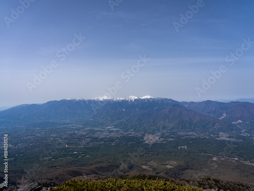 残雪の編笠山からの南アルプス