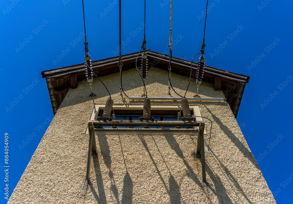 Verteilerhaus mit Stromleitungen, Bad Vigaun, Österreich