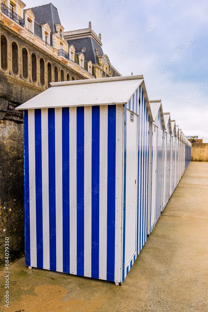 Naklejka premium Cabines de plage à Cabourg en Normandie