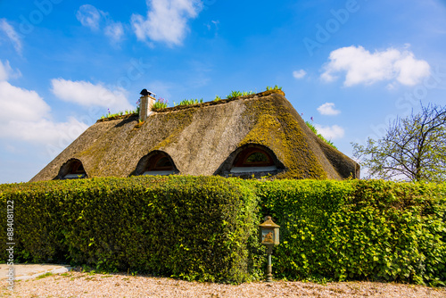 Chaumière dans le village de Marais-Vernier photo