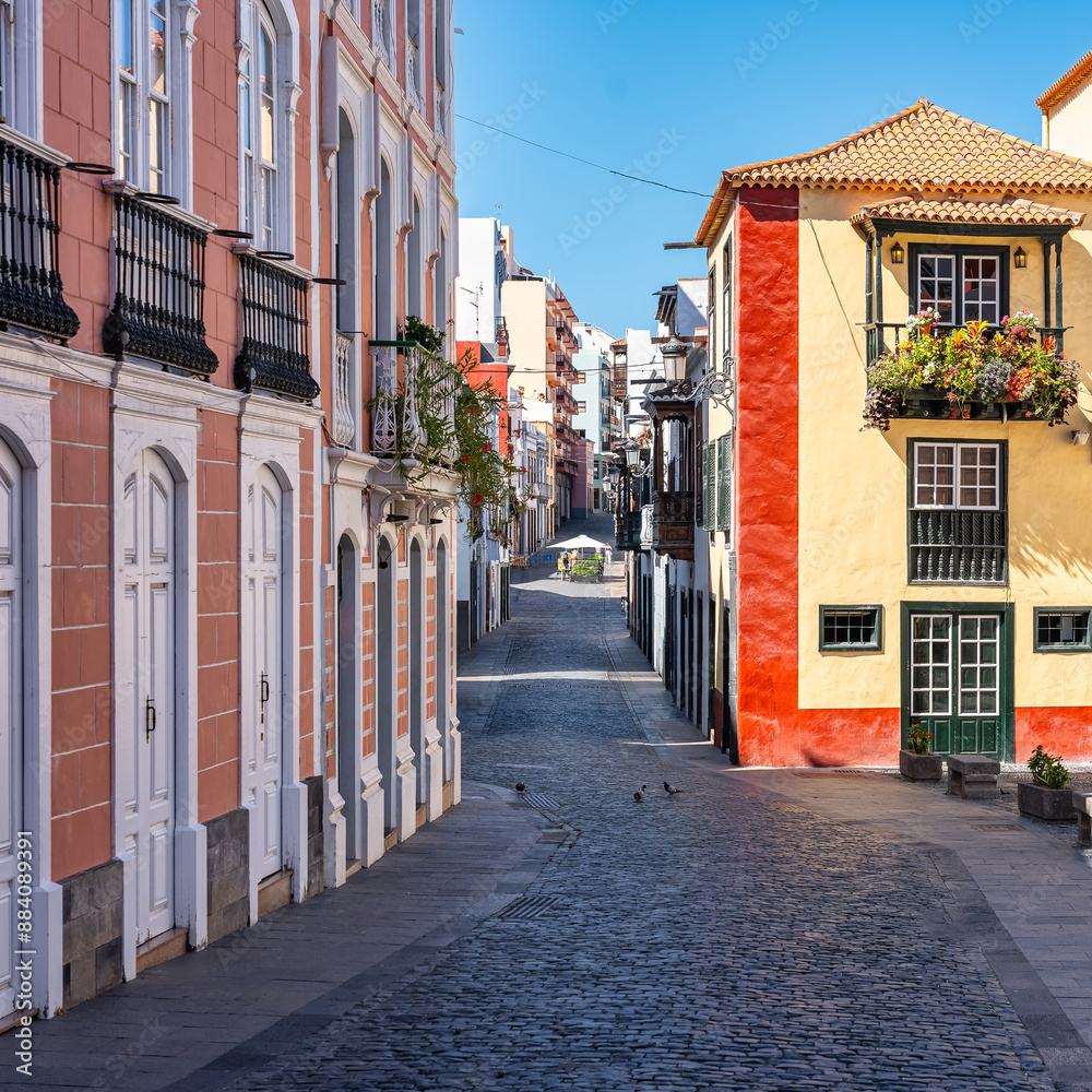 Φωτογραφία Narrow alleys with colorful houses and wooden balconies in Santa Cruz de la Palma, Canary Islands