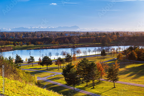Obraz na płótnie Autumn cityscape - view of the Riemer Park with Riemer lake in the Munich district of Messestadt Riem, Bavaria, Germany w salonie