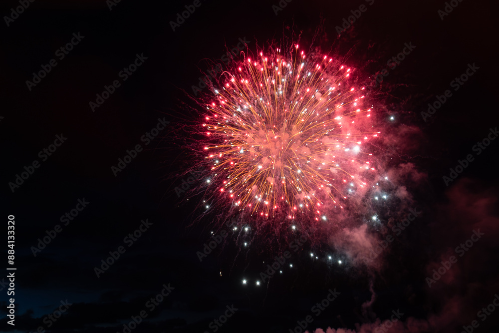 Magnifique feu d'artifices du 14 juillet en Bretagne - France Magnifique feu d'artifices du 14 juillet en Bretagne - France
