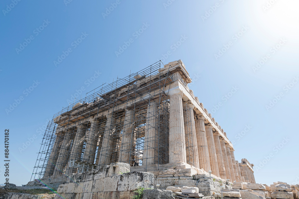 Obraz premium Parthenon temple on Acropolis, Athens, Greece.Ancient Greek architecture of Athens.While the restoration work is in progress.