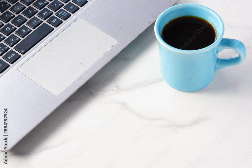 コーヒーを飲みながらノートパソコンでデスクワークをしているイメージ
コーヒーを飲みながらノートパソコンでデスクワークをしているイメージ