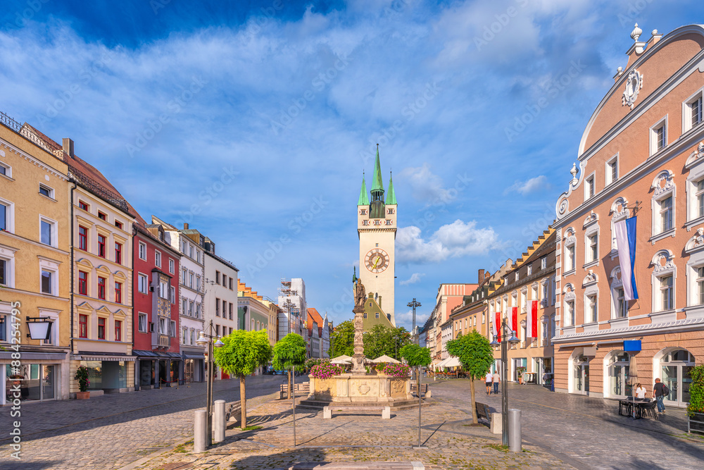 Stadt Straubing | Blick vom Theresienplatz auf den Stadtturm | Bayern | Deutschland