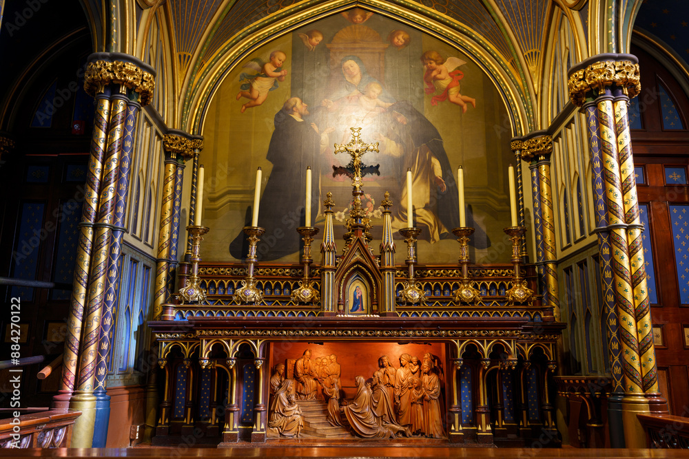 Fototapeta premium Interior of Notre-Dame Basilica (Basilique Notre-Dame de Montréal). A minor basilica of the Catholic Church in the historic Old Montreal district. Quebec, Canada.