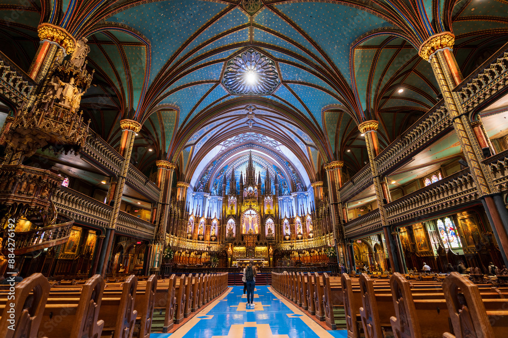 Fototapeta premium Interior of Notre-Dame Basilica (Basilique Notre-Dame de Montréal). A minor basilica of the Catholic Church in the historic Old Montreal district. Quebec, Canada.
