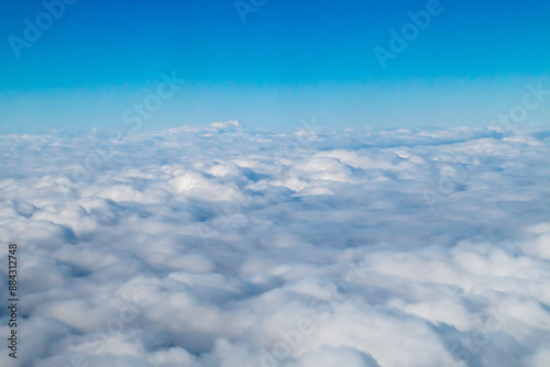 Nubes blancas algodonosas vistas en su parte superior desde un avión. Paisaje nublado a 12000 metros de altitud. Volando por encima de las nubes.