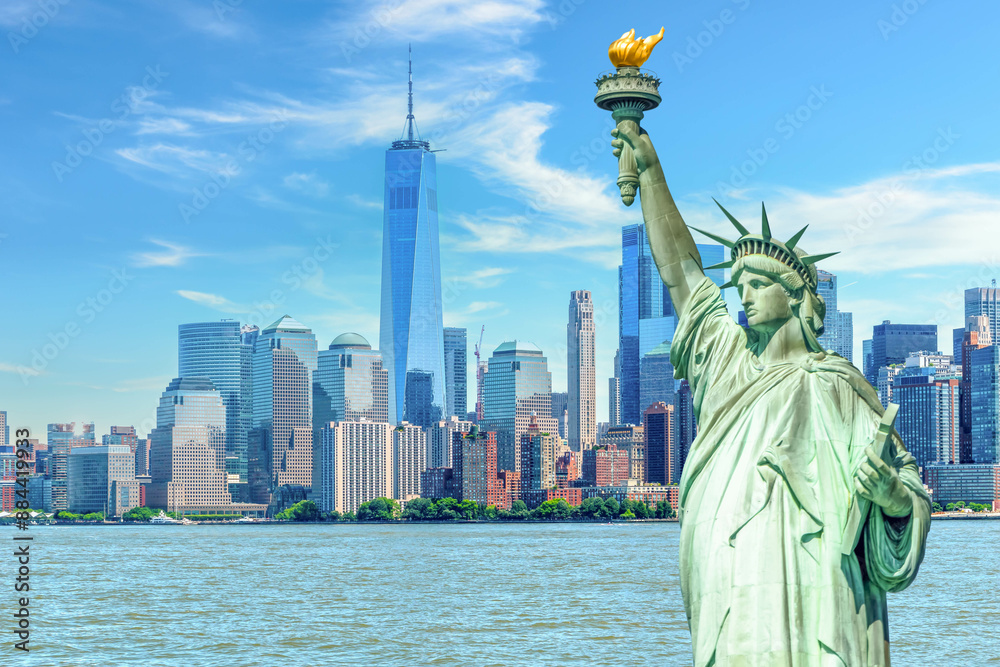Fototapeta premium the Statue of Liberty in front of the Manhattan skyline