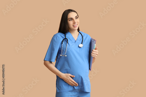 Pregnant female doctor in b...