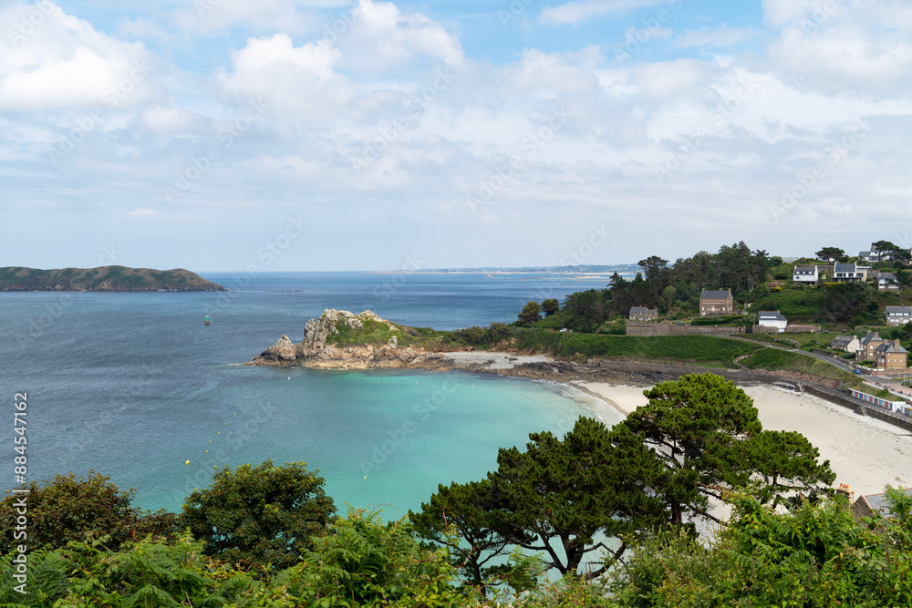Vue panoramique sur une plage des Côtes d'Armor avec ses eaux turquoises éclatantes en Bretagne, offrant un spectacle naturel époustouflant. Vue panoramique sur une plage des Côtes d'Armor avec ses eaux turquoises éclatantes en Bretagne, offrant un spectacle naturel époustouflant.