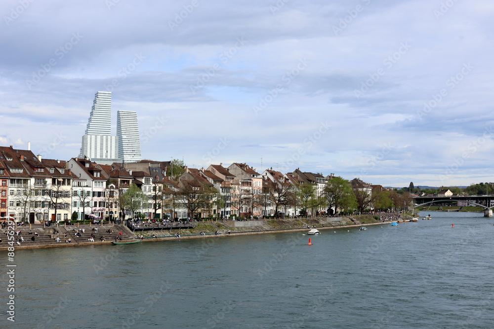 Fototapeta premium Rheinufer in Kleinbasel im Frühling