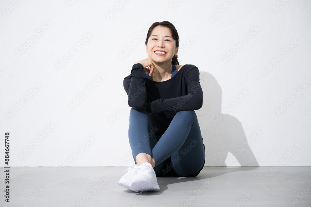 スポーツやエクササイズを楽しむ中高年の美しい女性の全身　健康やダイエットで笑顔のイメージ