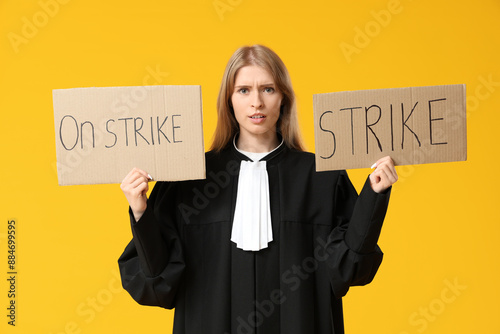 Protesting female judge hol...