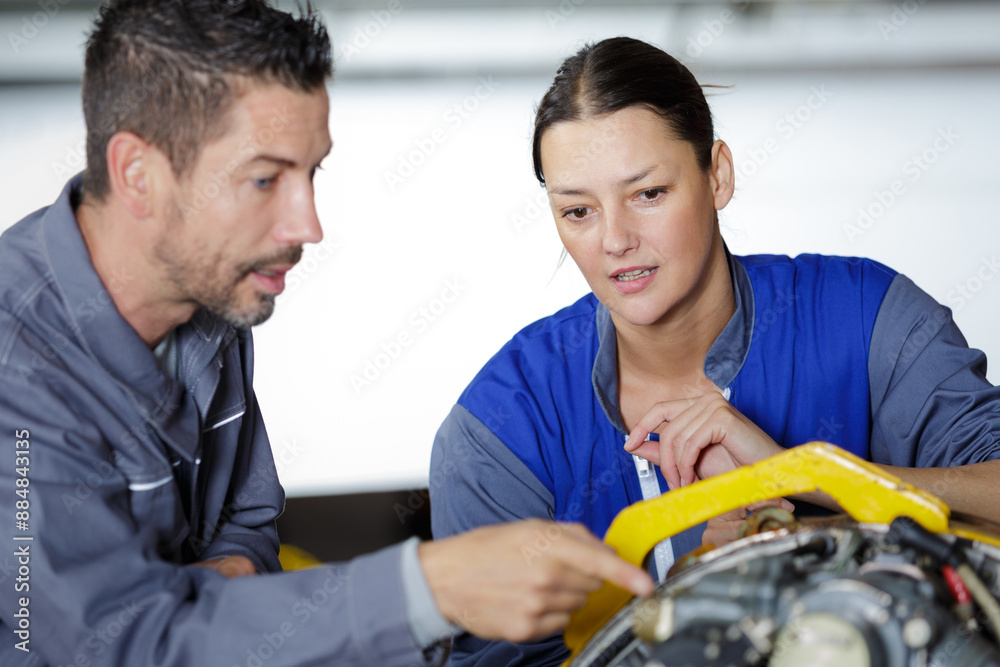 Foto two mechanics working on a car