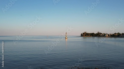 le phare des perdrix entre l'Île-Tudy et Loctudy en Bretagne, Finistère photo