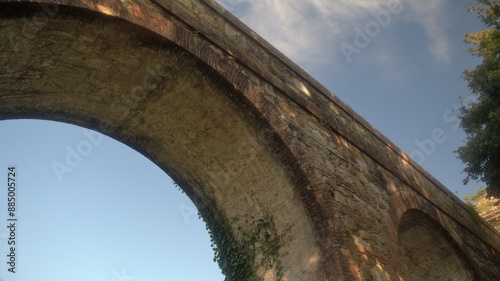 Arco di Acquedotto romano con cielo azzurro photo