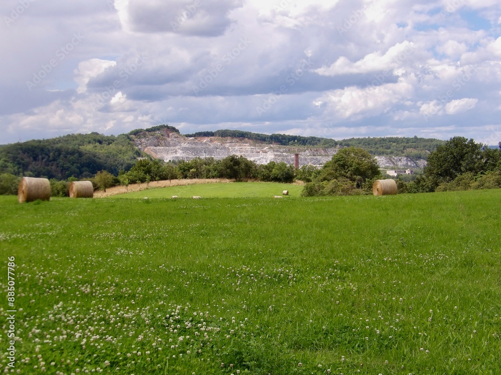 Obraz premium Eine Wanderung zum Aussichtsturm Rüdigsdorfer Schweiz bei Rüdigsdorf mit Blicken zum Mühlberg und dem kohnstein in niedersachswerfen und der Ruine Hohnstein
