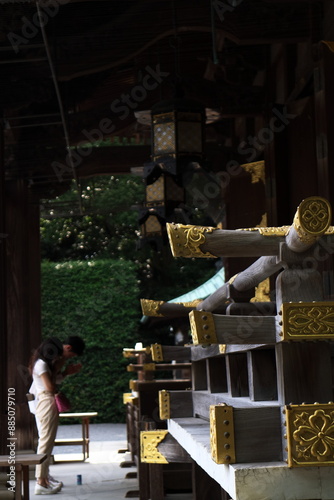 神社で参拝する女性と男性 photo