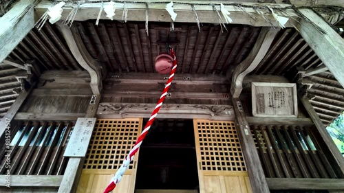 日本の神社の鈴（スロー動画）