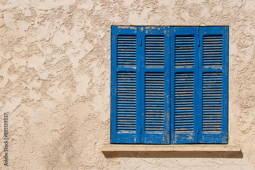 Volet couleur pastel, dans le sud de la France, village typique photo