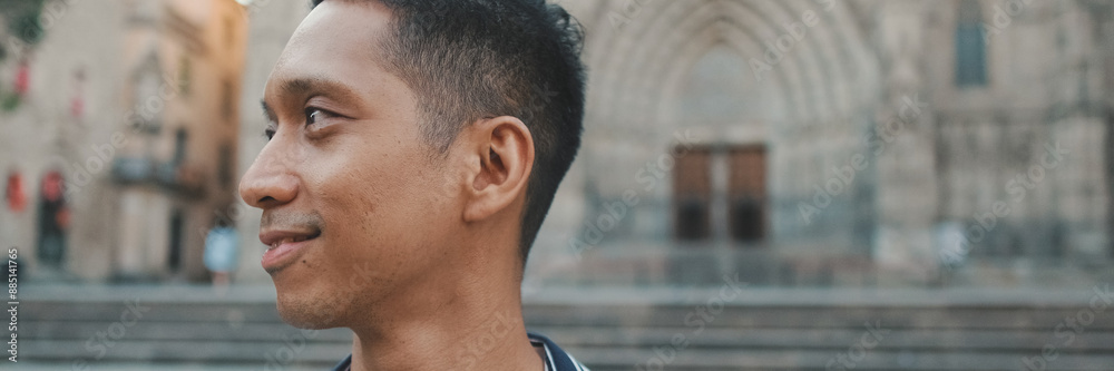 Obraz premium Close-up of young man tourist looking around, panorama
