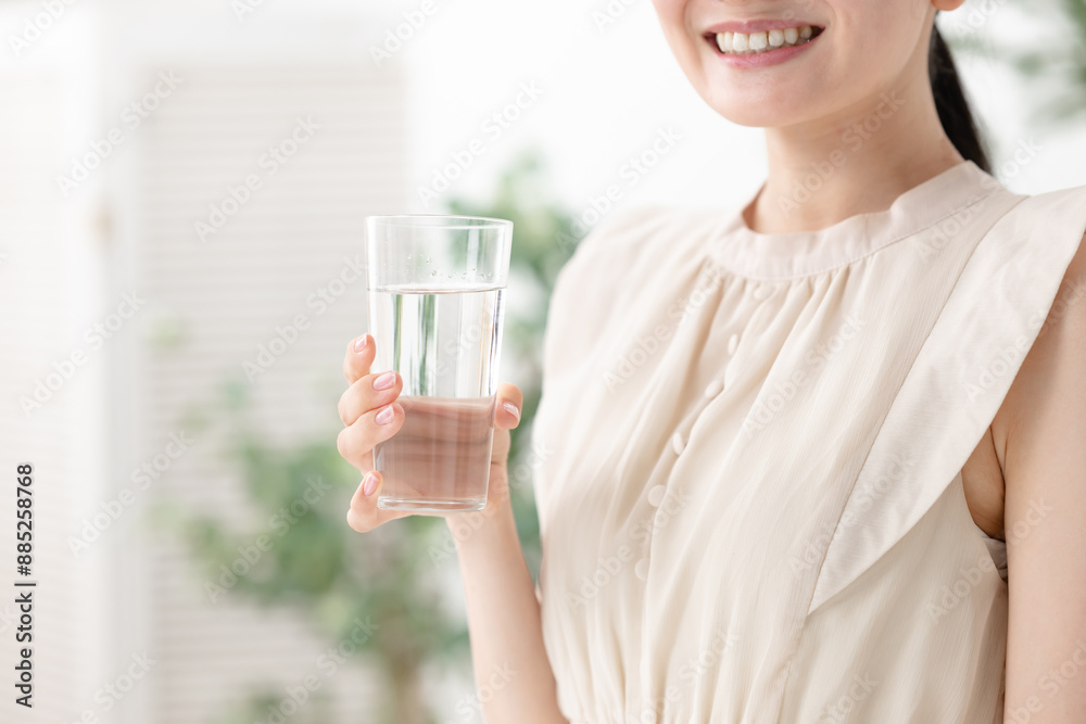 水を飲む女性 水を飲む女性