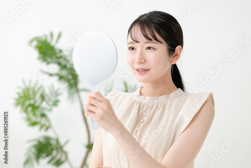 Photos 鏡を見る若い女性