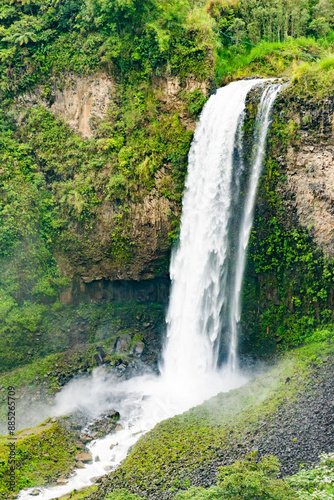 Catarata de aguas blancas, con paisajes verdes, arroyo de agua blanca  photo