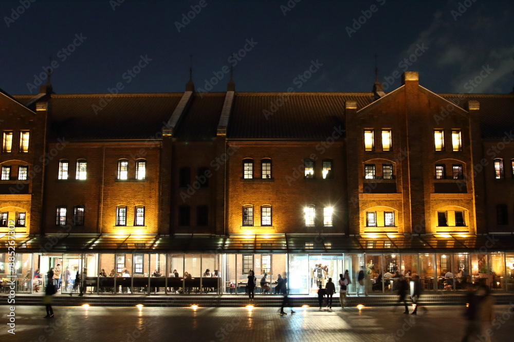 Naklejka premium レンガ造りの建物と歩く人