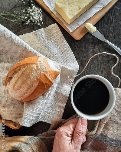 Tablou pe pânză café preto coado, refeição da manhã ou da tarde com pão francês e manteiga de le