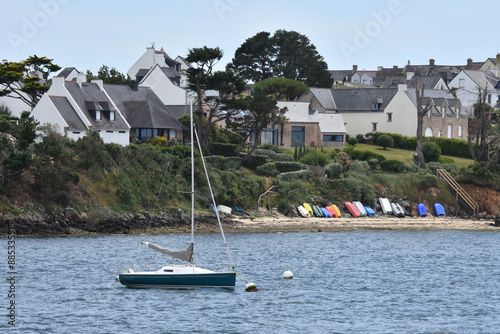 Un petit bateau à voile, amarré près d'une plage en Bretagne  photo