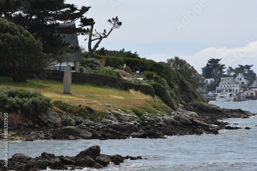 Un monument en bordure de mer en promenade, golf du Morbihan, Bretagne.  photo