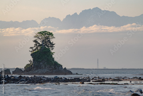 雨晴海岸の夜明け・女岩と剱岳 photo