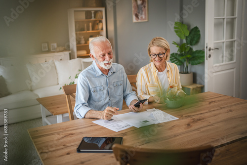 Foto Senior couple read paper bills and invoice and discuss about payments
