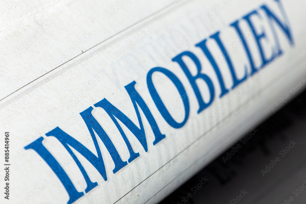 Nahaufnahme vom Immobilienteil einer Zeitung Nahaufnahme vom Immobilienteil einer Zeitung