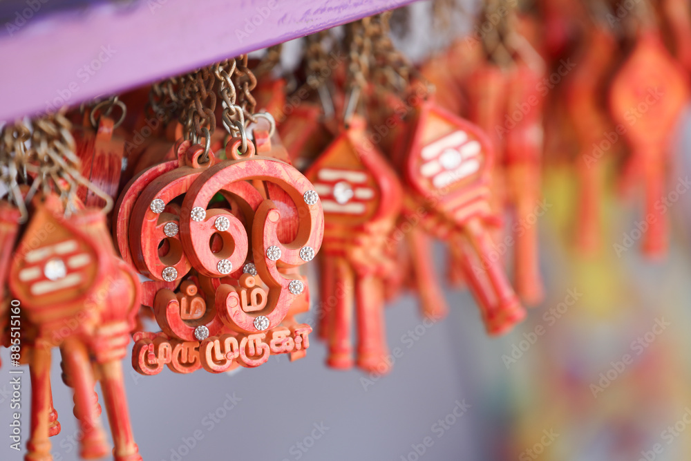 Φωτογραφία Indian traditional tamil om symbol keychains for sales in market shop