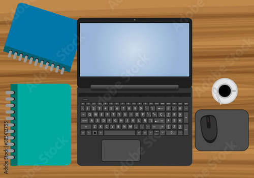 Ordenador portátil en una mesa de estudio con cuadernos, ratón y café
